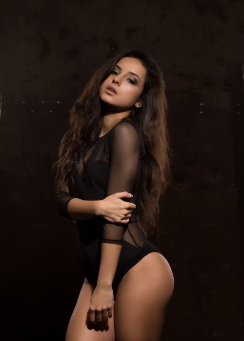 jovem-modelo-incrivel-com-corpo-atletico-em-lingerie-sexy-posando-perto-de-uma-parede-escura_172420-
